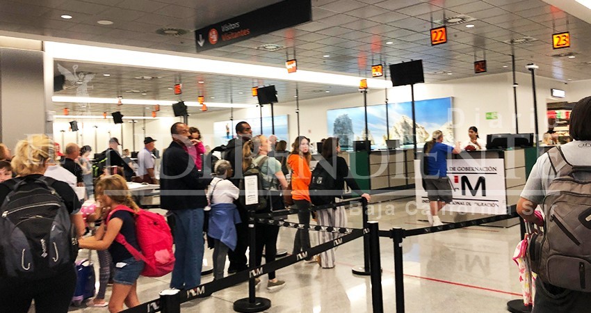 Continúan largas filas en áreas de migración de Los Cabos y otros 2 aeropuertos del país