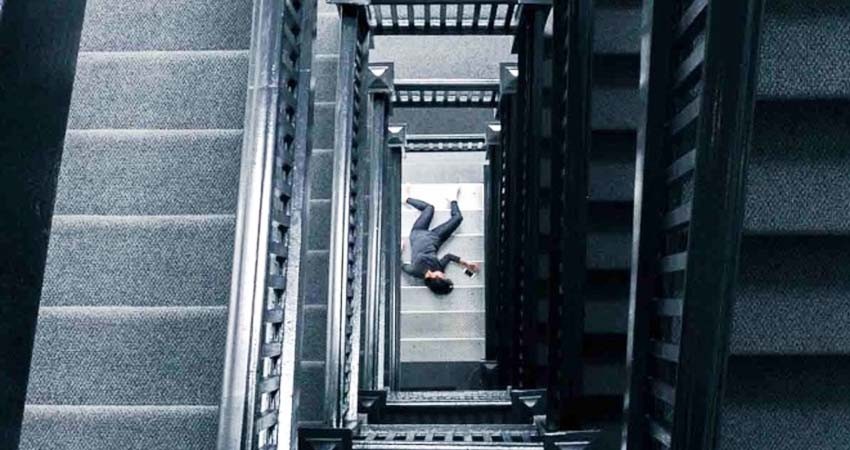 ¡Macabro! Mujer abandona a sus 6 niños con un cadáver