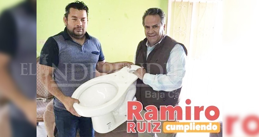 Reconoce Ramiro Ruíz críticas por donar inodoro; “no es campaña”, dice