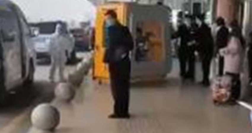 Así trasladan a un hombre con síntomas de coronavirus en China