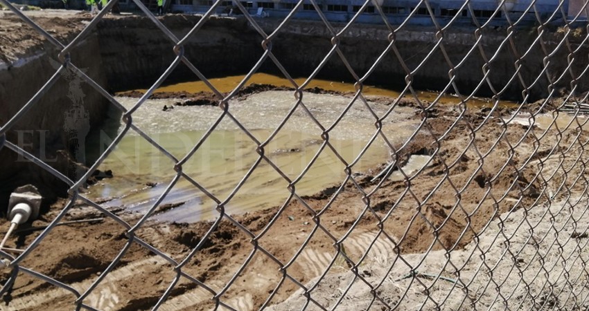 Socavón en construcción puede colapsar otra banqueta de la calle "Acuario" en CSL 
