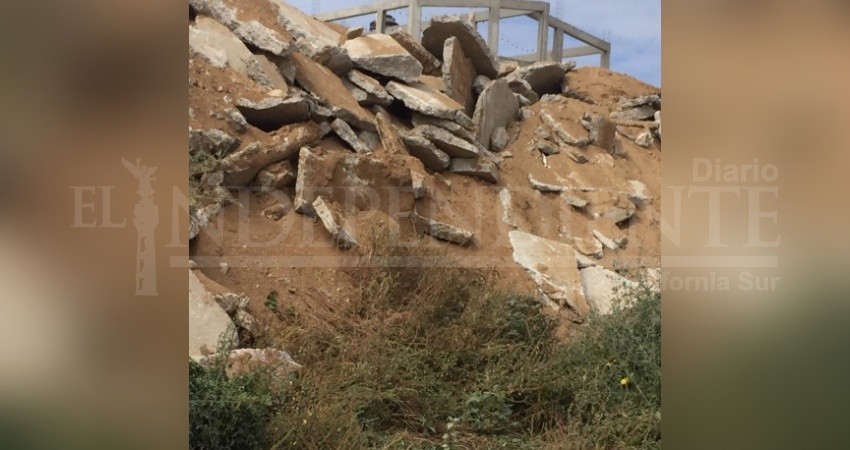 Denuncian vecinos de Lomas del Valle tiradero de escombro en arroyo de CSL