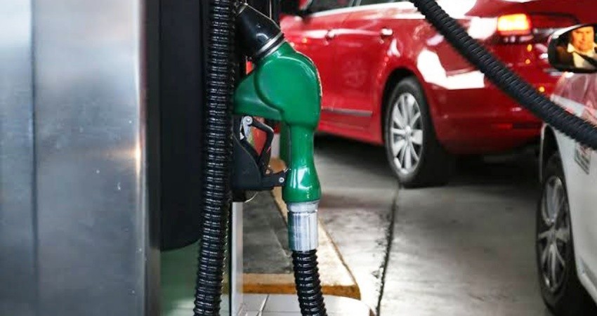 Mexicano crea gasolina a partir de basura; costaría ¡4 pesos por litro!