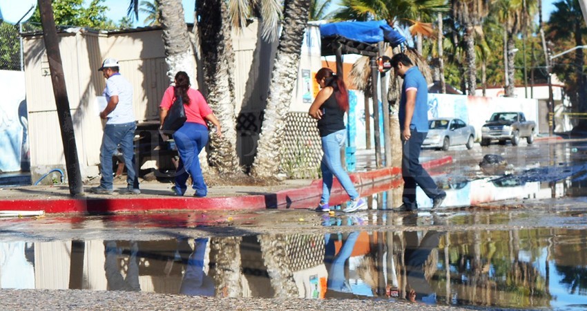 En medio de charcos de aguas negras pacientes del IMSS reciben atención médica