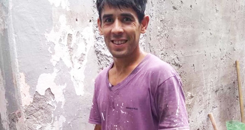 Albañil sin empleo encuentra 250 mil pesos, los devuelve y le cumplen un sueño