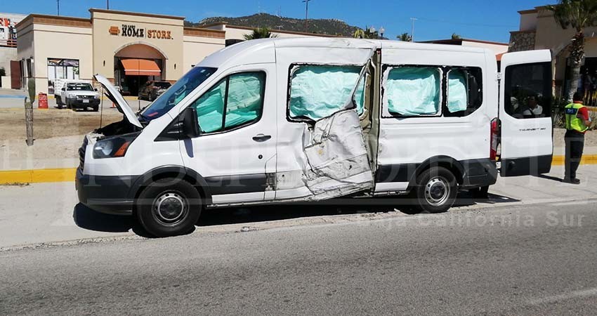 Encontronazo entre camioneta transportadora y camión de Ruta del Desierto en la Transpeninsular 