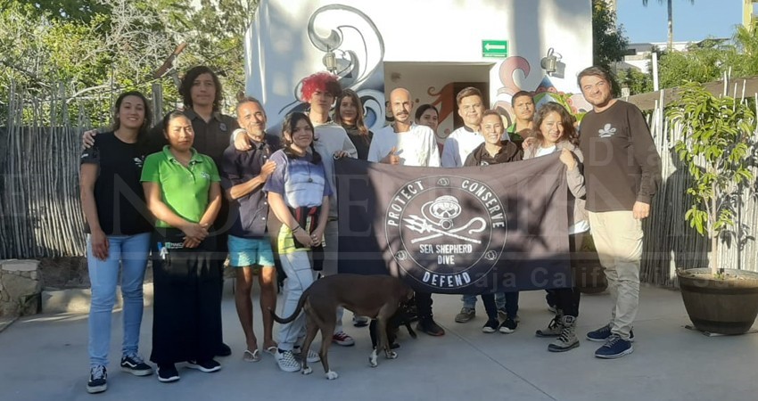 Vocalista de Café Tacuba recorre mares de Los Cabos para generar consciencia sobre su cuidado