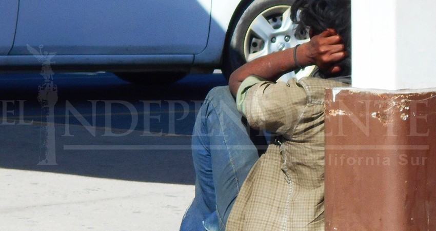 Personas en situación de calle, sumergidos en el hambre, pobreza y cruel  frio