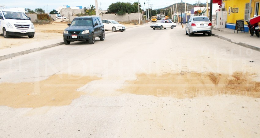 Arreglan una calle, pero dañan dos, acusan vecinos de Las Veredas 