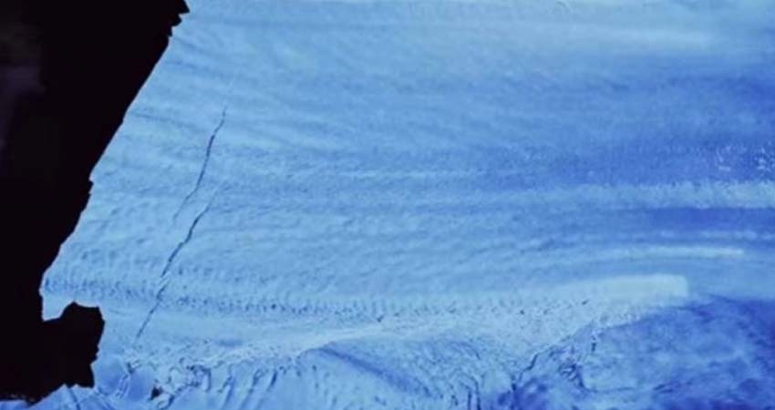 Enorme iceberg desprendiéndose de la Antártida, difunden video