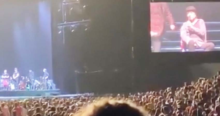 Joaquín Sabina se cae del escenario y lo sacan en ambulancia