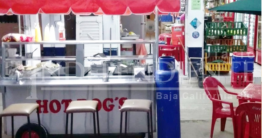 Son taquerías y puestos de hotdog los principales negocios invasores de banquetas