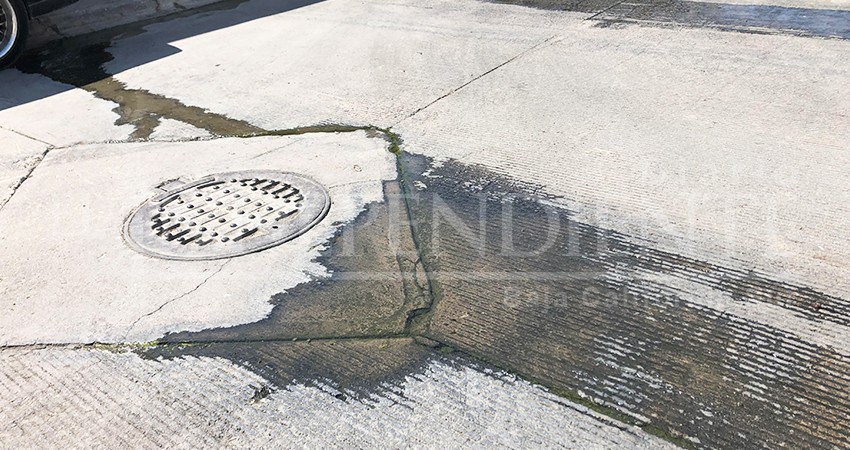 Derrames de aguas negras son provocados por la ciudadanía que tira basura en las alcantarillas, asegura Agua Potable
