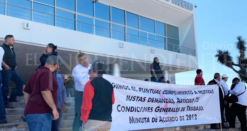 Protestan sindicalizados ante palacio de gobierno