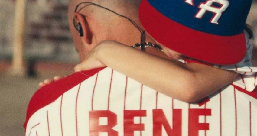 Residente deja ver el rostro de su hijo al presentar conmovedor tema