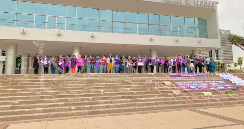Mujeres exigen alto a la violencia con cadena feminista en explanada de gobierno BCS