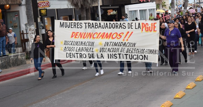 Durante marcha, trabajadoras de PGJE denuncian discriminación y hostigamiento