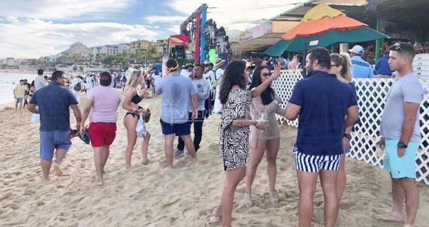 Abarrotada playa El Médano de Los Cabos a pesar de COVID-19