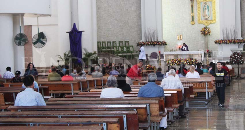 Con sana distancia se realizaron ceremonias religiosas