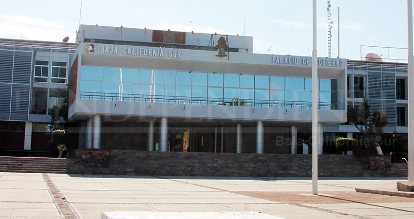 Gobierno y municipios de BCS mantienen laborando a personal en áreas no esenciales 