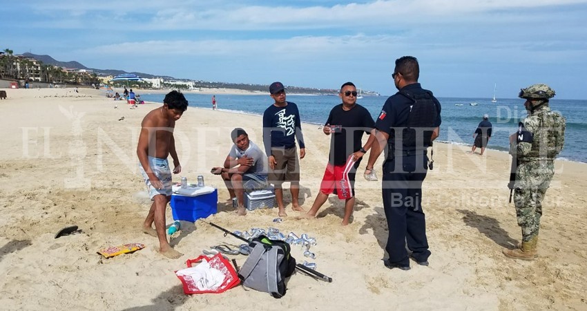 Inician recorridos en las playas para invitar a los asistentes a que permanezcan en casa