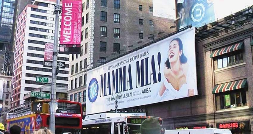 Estrellas de Broadway lidian con su decepción cantando