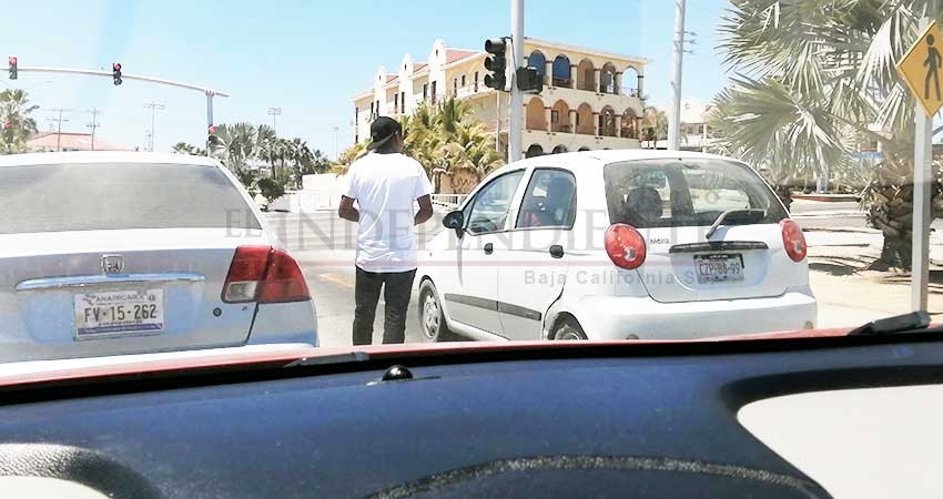 Vendedores y limosneros en cruces viales, factor de contagio de COVID 19: CCC Los Cabos