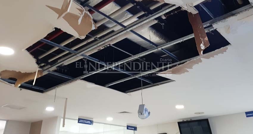 Evidencian rezagos: colapsa techo en sala de espera de Hospital Salvatierra