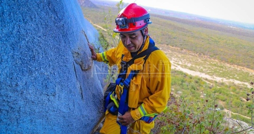 Tras 15 horas de maniobras, rescatan a dos personas que no pudieron descender tras escalar un cerro