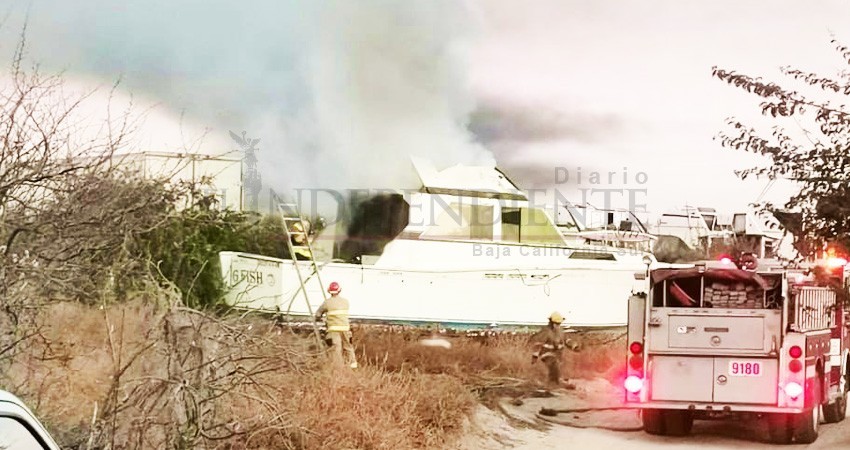 Se incendia lote de lanchas almacenadas en CSL