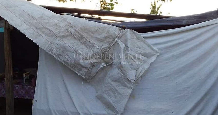 Se quedó sin trabajo y sin poder pagar renta; hoy se encuentra sin un techo junto a sus tres hijos