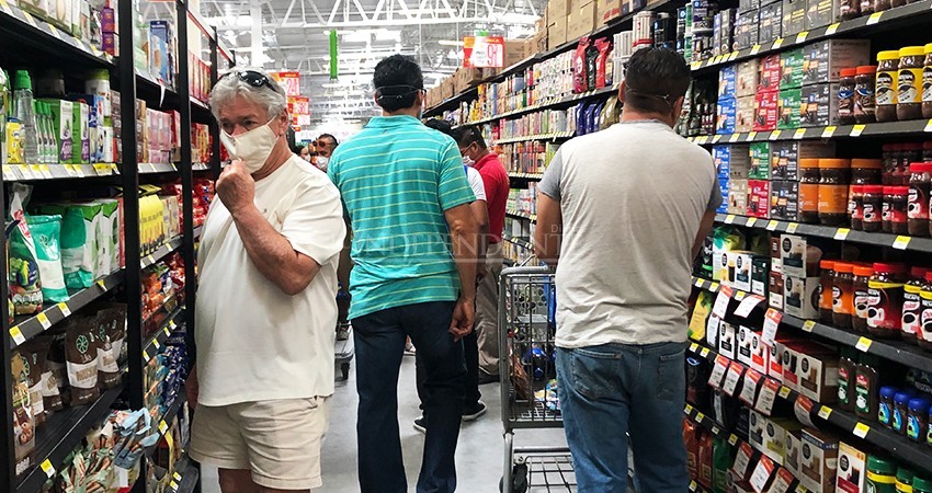 Como si la cuarentena se hubiera levantado, cabeños abarrotan centros comerciales