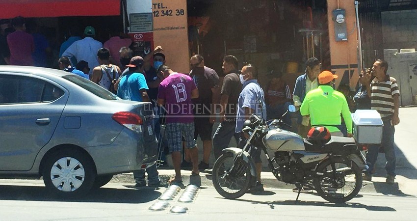 En busca de las últimas cervezas, hacen filas sin respetar “Susana Distancia”