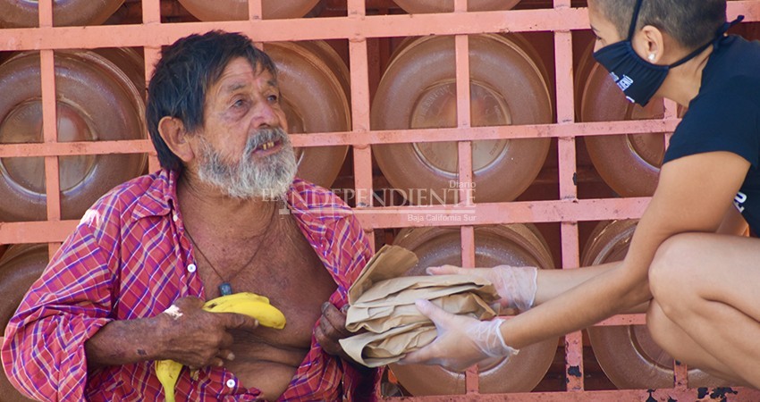 Reciben personas vulnerables comidas gratuitas hechas a base de plantas