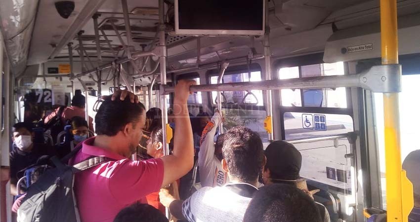 En plena fase 3 de COVID-19, continúa el sobrecupo en unidades de transporte público