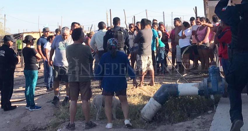 A gritos y empujones, exigen invasores poder robar agua de  Chulavista