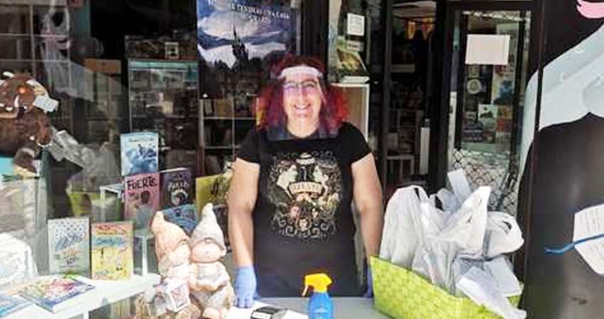 La librera que combatió la pandemia con una bicicleta y una mascarilla