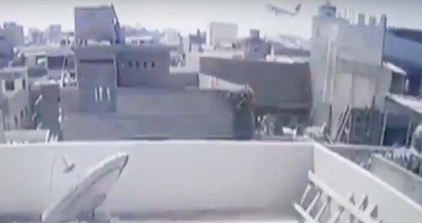 Captan cómo cayó el avión en zona residencial de Pakistán
