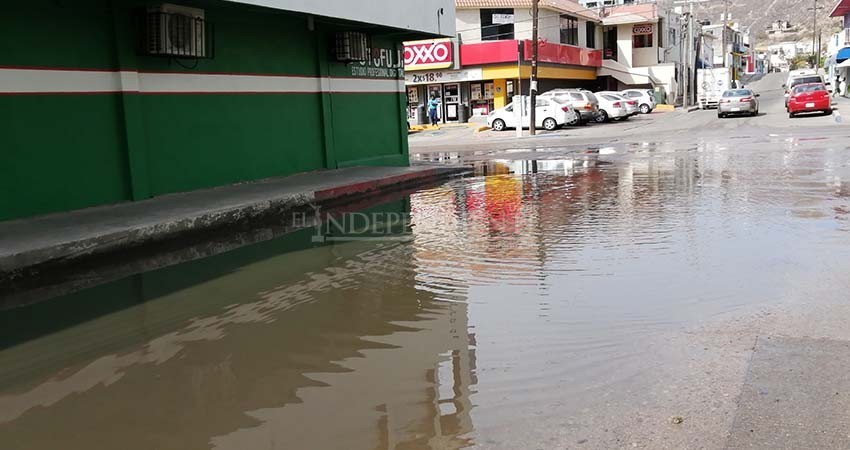 Fugas convierten en “río” la calle Morelos en Cabo San Lucas