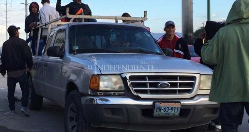 Prohibido trasladar trabajadores de la construcción en cajas de pick up o vehículos estaquitas