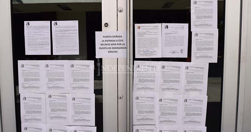 Se topan diputados con el Congreso cerrado tras "volver" a sesionar