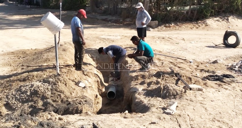 Por falta de respuesta, vecinos de El Zacatal reparan por ellos mismos la tubería de la red de drenaje 