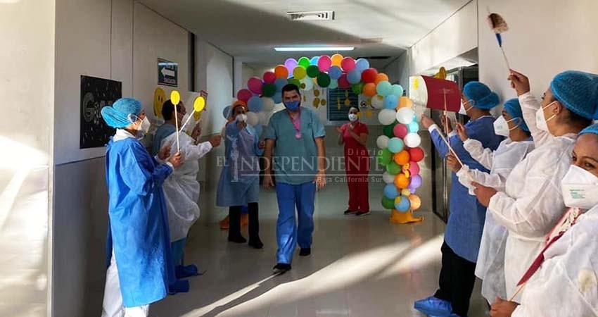 Con medallas a su valor ciudadanos reconocen a personal hospitalario que lucha contra el COVID-19