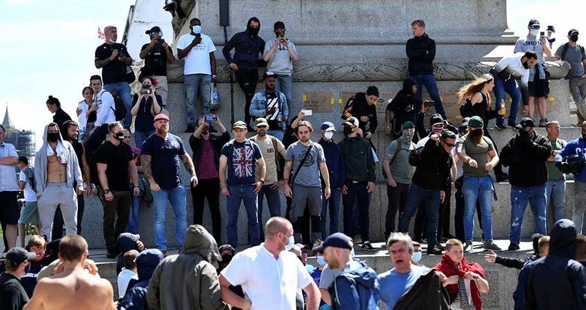 Marchan antirracistas y ultraderechistas en Londres