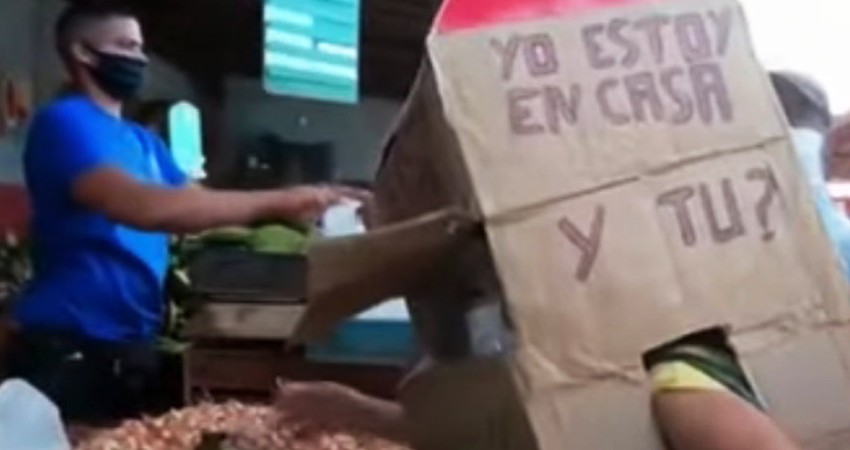 Abuelita usa esta peculiar caja de cartón contra el covid-19