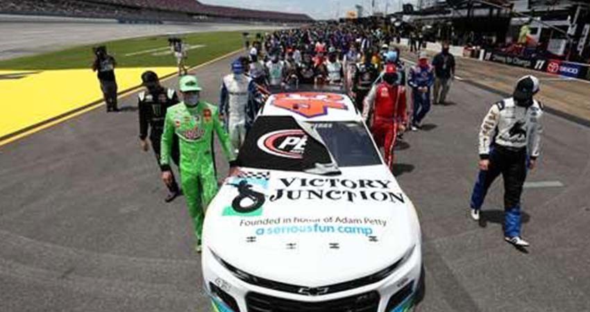 Amenazan a piloto de Nascar que promovió el retiro de símbolos racistas