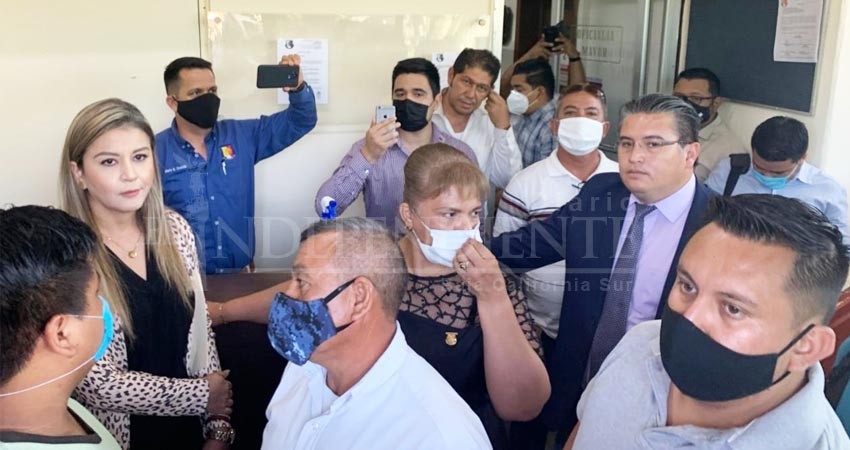 De nuevo... Revientan instalaciones del Congreso: Evitan juicio político