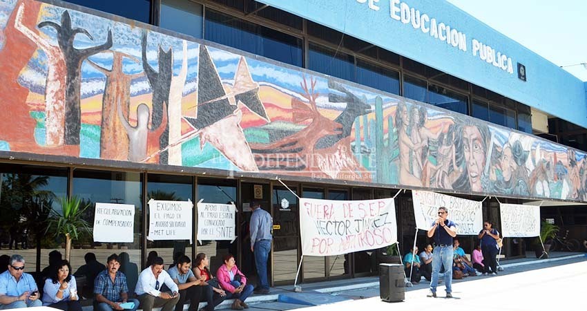 Exigen maestros de tiempo completo en BCS que les cubran el adeudo por 9 MDP