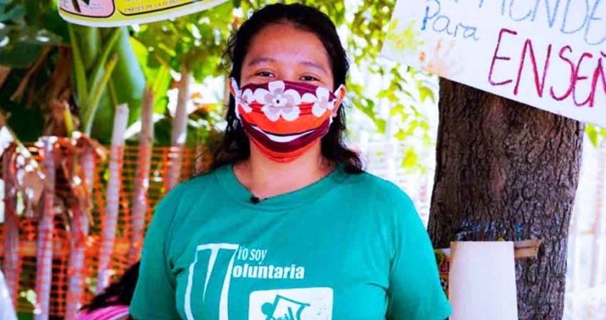 Joven instala escuela bajo un árbol para ayudar a niños sin Internet
