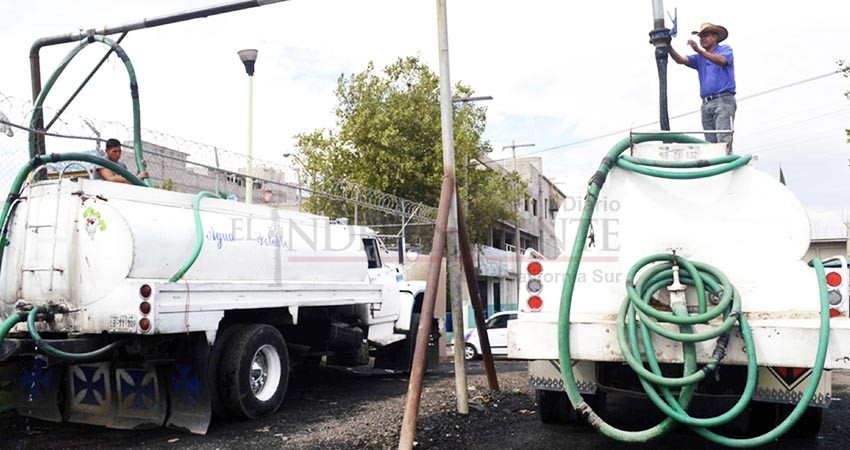 500 pesos por mil litros, gasto obligado de familias para adquirir agua en “pipas” por desabasto